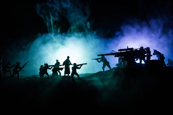 Έννοια πολέμου. Στρατιωτικές σιλουέτες σκηνή πάλης για τον πόλεμο ομίχλη ουρανό φόντο, — Φωτογραφία Αρχείου