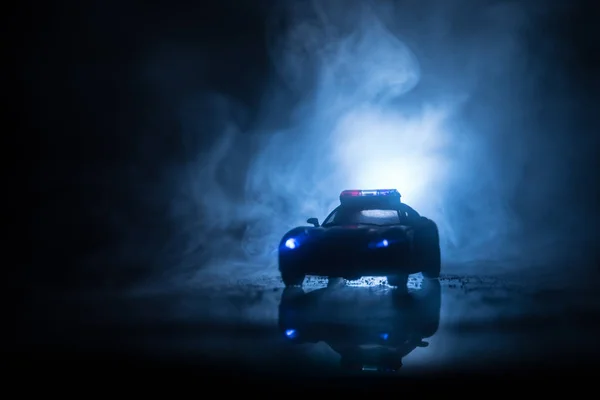 Geceleri polis arabaları. Polis arabası geceleri sis geçmişi olan bir arabayı kovalıyor. 911 Acil durum müdahalesi — Stok fotoğraf