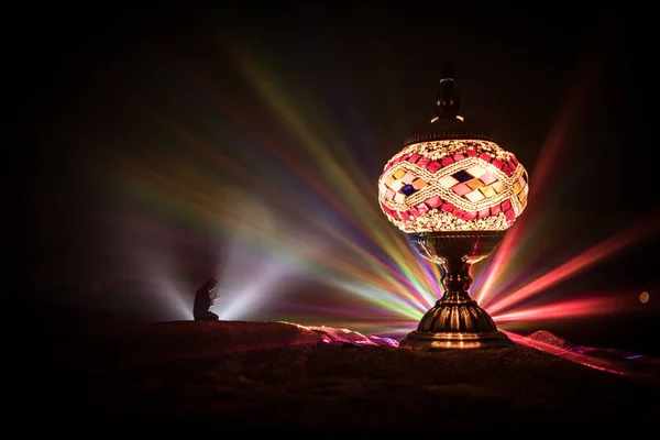 Ornamentale arabische Laterne mit brennender Kerze, die in der Nacht leuchtet. Festliche Grußkarte, Einladung zum muslimischen Heiligen Monat Ramadan Kareem. — Stockfoto