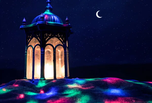 Ornamentale arabische Laterne mit brennender Kerze, die in der Nacht leuchtet. Festliche Grußkarte, Einladung zum muslimischen Heiligen Monat Ramadan Kareem. — Stockfoto