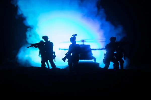 Διακόσμηση τέχνης. Οι στρατιώτες στην έρημο κατά τη διάρκεια της στρατιωτικής επιχείρησης με πολεμικό ελικόπτερο ή ελικόπτερο επίθεση ειδικές δυνάμεις. — Φωτογραφία Αρχείου