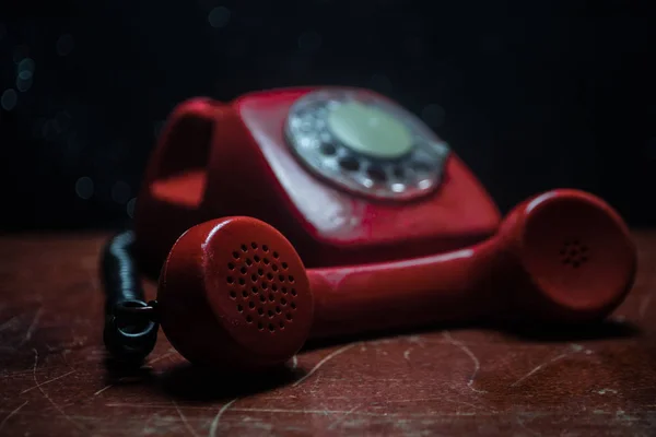 Starý černý telefon na staré dřevěné prkně s uměleckým pozadím s mlhou a s tmavým světlem. prázdné místo — Stock fotografie