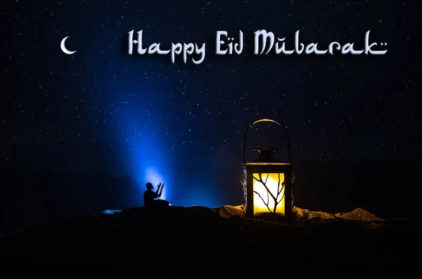 Versierde Arabische lantaarn met brandende kaars die 's nachts gloeit. Feestelijke wenskaart, uitnodiging voor islamitische heilige maand Ramadan Kareem. — Stockfoto