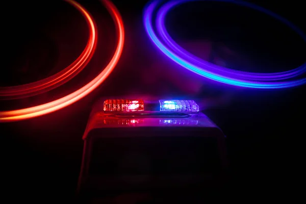 Auto della polizia di notte. Auto della polizia a caccia di una macchina di notte con sfondo nebbia. 911 Risposta di emergenza Focus selettivo — Foto Stock