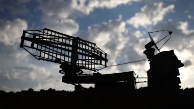 Gece gökyüzüne karşı uydu antenleri veya radyo antenleri siluetleri. Dramatik gün batımı gökyüzü üzerinde uzay gözlemevi veya Hava savunma radarı. Yaratıcı sanat dekorasyonu. Seçici odaklama