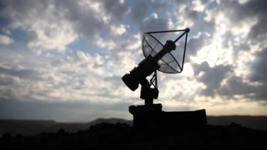 Gece gökyüzüne karşı uydu antenleri veya radyo antenleri siluetleri. Dramatik gün batımı gökyüzü üzerinde uzay gözlemevi veya Hava savunma radarı. Yaratıcı sanat dekorasyonu. Seçici odaklama