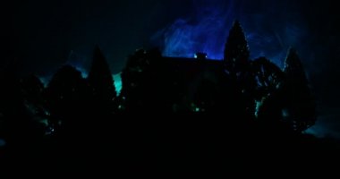 Geceleri ormanda Ghost ile eski ev ya da sis içinde Terk Haunted Horror House. Ölü ağaç ormanındaki eski mistik bina. Ay ile geceleri ağaçlar. Gerçeküstü ışıklar. Korku Halloween kavramı
