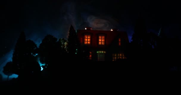 老房子与鬼在森林在晚上或被遗弃的闹鬼恐怖屋在雾 死树森林里古老的神秘建筑 树木在晚上与月亮 超现实的灯光 恐怖万圣节概念 — 图库视频影像