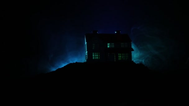 Старый Дом Призраком Лесу Ночью Заброшенный Дом Привидениями Тумане Старое — стоковое видео