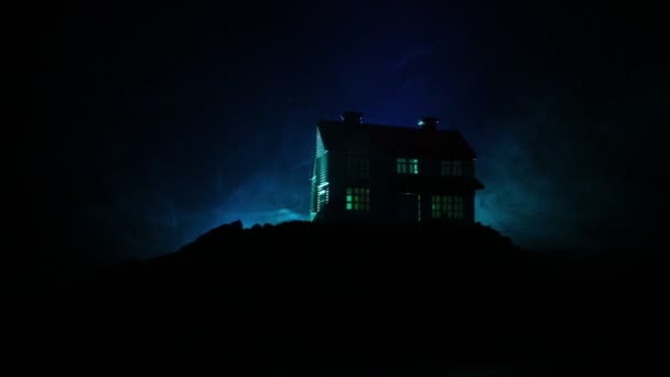 Старый Дом Призраком Лесу Ночью Заброшенный Дом Привидениями Тумане Старое — стоковое видео