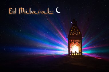 Gece parlayan yanan mumlu süs Arap feneri. Kutlama kartı, Müslüman kutsal ayı için davetiye Ramazan Kareem.