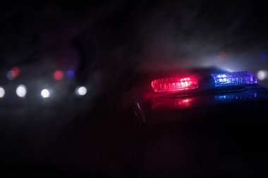 Geceleri polis arabaları. Polis arabası geceleri sis geçmişi olan bir arabayı kovalıyor. 911 Acil müdahale pselective odak
