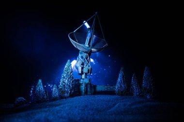 Siluetleri çanak antenler veya radyo antenleri gece gökyüzü karşı. Uzay Gözlemevi.
