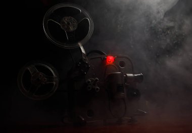 Sis ve ışık ile karanlık bir arka plan üzerinde eski vintage film projektörü. Film yapma kavramı.