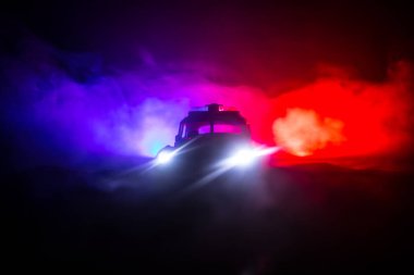 Geceleri polis arabaları. Polis arabası geceleri sis geçmişi olan bir arabayı kovalıyor. 911 Acil durum müdahalesi