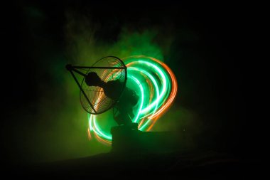 Siluetleri çanak antenler veya radyo antenleri gece gökyüzü karşı. Uzay Gözlemevi.