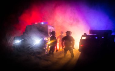 Geceleri polis arabaları. Polis arabası geceleri sis geçmişi olan bir arabayı kovalıyor. 911 Acil müdahale pselective odak