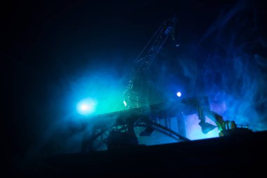 Şaşırtıcı günbatımı gökyüzü üzerinde inşaat vinç silueti ile Soyut Endüstriyel arka plan. Akşam gökyüzüne karşı kule vinç. Endüstriyel ufuk çizgisi