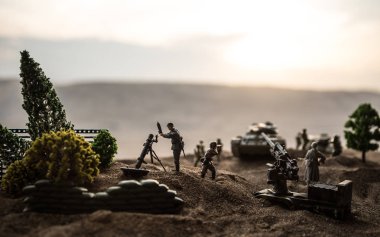 Savaş Konsepti. Savaş sisli arka planında askeri siluetler savaş sahnesi,