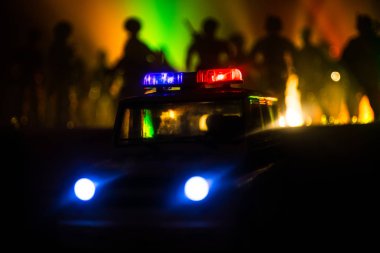 Geceleri polis arabaları. Polis arabası geceleri sis geçmişi olan bir arabayı kovalıyor. 911 Acil müdahale pselective odak