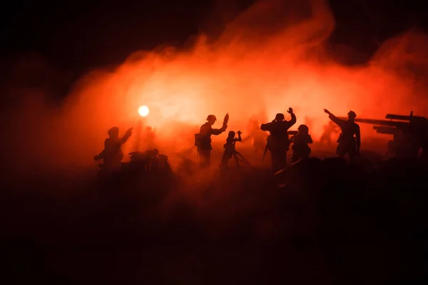 Concept de guerre. Silhouettes militaires scène de combat sur fond de brouillard de guerre ciel, — Photo