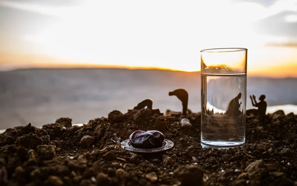 Voda a datle. Iftar je večerní jídlo. Pohled na dekoraci dovolená v Ramadan Kareem na písku. Slavnostní přání, Pozvánka na muslimský holyden. — Stock fotografie