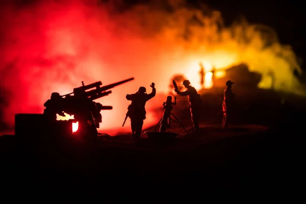 Concept de guerre. Silhouettes militaires scène de combat sur fond de brouillard de guerre ciel, — Photo