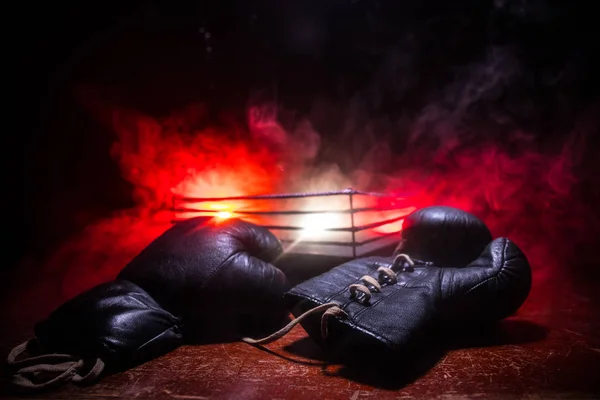 Anel de boxe vazio com cordas vermelhas para jogo na arena do estádio. Decoração de arte criativa — Fotografia de Stock