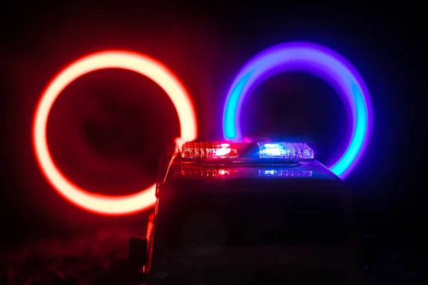 Los coches de policía por la noche. Coche de policía persiguiendo un coche por la noche con niebla de fondo. 911 Respuesta de emergencia Enfoque selectivo —  Fotos de Stock