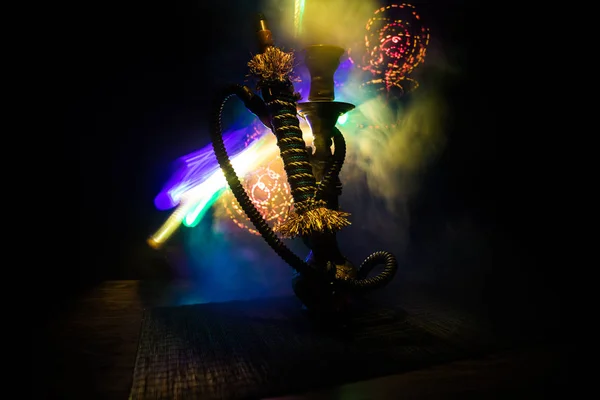 어두운 안개 배경에 시샤 그릇에 Hookah 뜨거운 석탄. 세련된 오리엔탈 시샤. — 스톡 사진