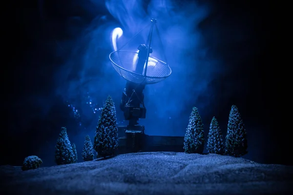 Silhouette di parabole satellitari o antenne radio contro il cielo notturno. Osservatorio spaziale . — Foto Stock