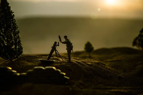 Concept de guerre. Silhouettes militaires scène de combat sur fond de brouillard de guerre ciel, — Photo