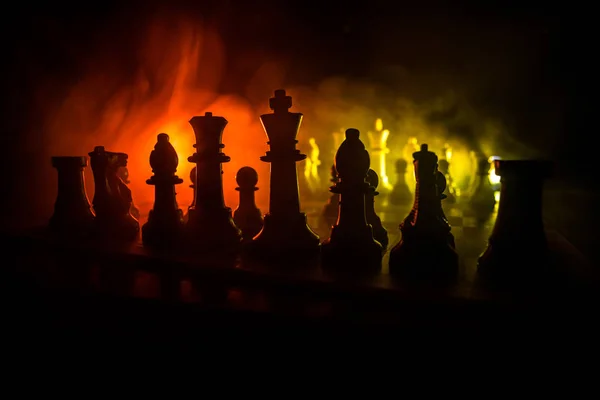 Jeu d'échiquier concept d'idées d'affaires et de concurrence. Figures d'échecs sur un fond sombre avec de la fumée et du brouillard . — Photo