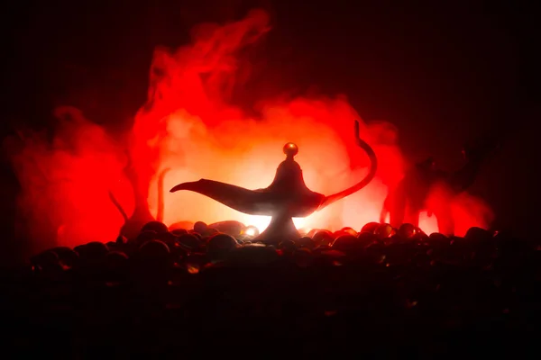 Antiguo Aladdin noches árabes lámpara de aceite de estilo genio con humo blanco claro suave, fondo oscuro . —  Fotos de Stock