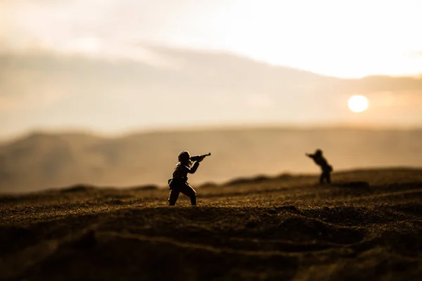 Savaş Konsepti. Savaş sisli arka planında askeri siluetler savaş sahnesi, — Stok fotoğraf