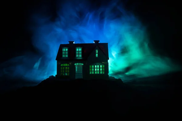 Altes Haus mit einem Geist im nächtlichen Wald oder verlassenes Gruselhaus im Nebel. altes mystisches Gebäude im toten Baumwald. Bäume in der Nacht mit Mond. surreale Lichter. — Stockfoto