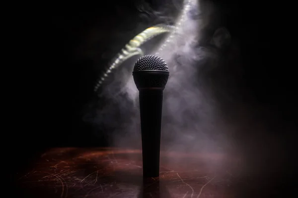 Microphone karaoke, concert . Vocal audio mic in low light with blurred background. Live music, audio equipment. Karaoke concert, sing sound. Singer in karaokes, microphones. — Stock Photo, Image