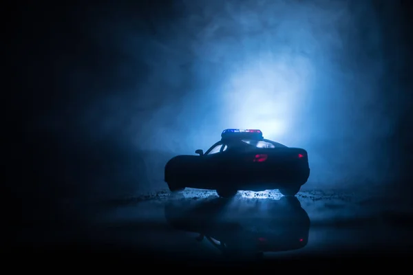 밤에 경찰 차. 안개 배경으로 밤에 차를 쫓는 경찰차. 911 비상 대응 — 스톡 사진
