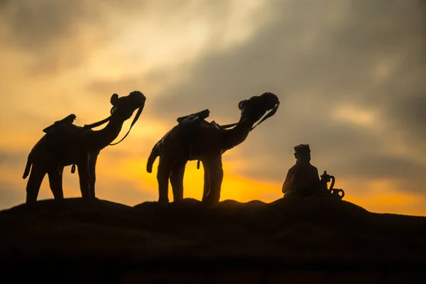 サハラ砂漠の砂丘を通るラクダのキャラバン、マロッコ。砂漠の概念のラクダ. — ストック写真