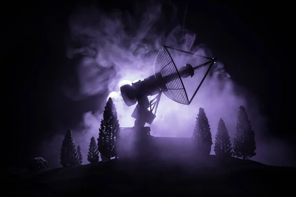 Silhouettes de antennes paraboliques ou radio contre ciel nocturne. Observatoire spatial . — Photo