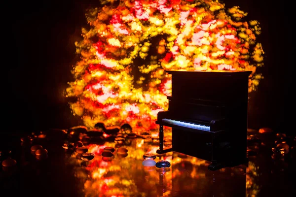 Kreativt koncept. Konstverk dekoration med piano på mörkt tonas dimmigt bakgrund med ljus. — Stockfoto