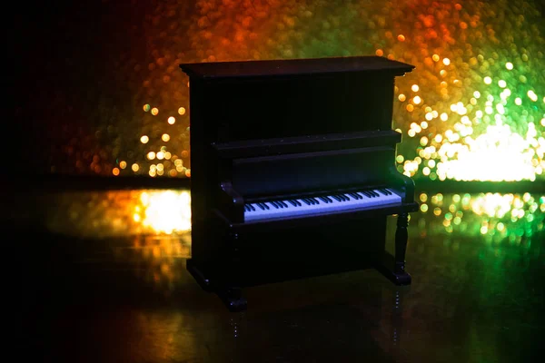 Creatief concept. Artwork decoratie met piano op donkere toned mistige achtergrond met licht. — Stockfoto