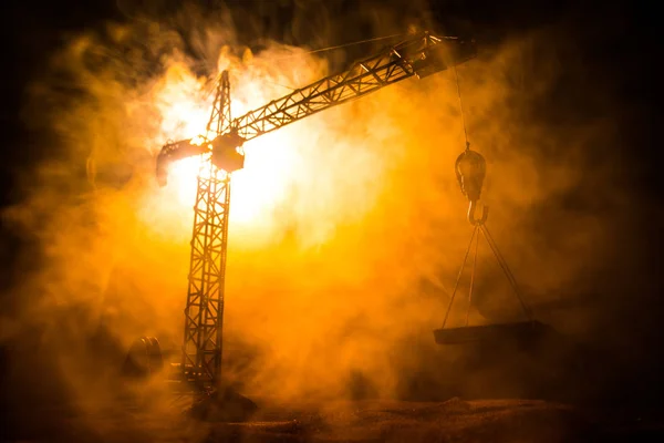 Αφηρημένο βιομηχανικό φόντο με τη σιλουέτα του γερανού κατασκευής πάνω από το καταπληκτικό ηλιοβασίλεμα. Γερανός ενάντια στον απογευματινό ουρανό. Βιομηχανικός ορίζοντας — Φωτογραφία Αρχείου