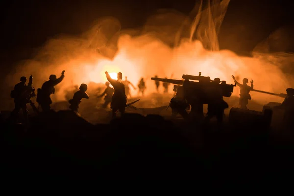 Háborús koncepció. Katonai sziluettek harci jelenet a háború köd ég háttér, — Stock Fotó