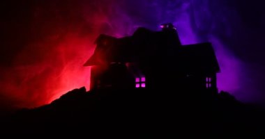 Geceleri ormanda Ghost ile eski ev ya da sis içinde Terk Haunted Horror House. Ölü ağaç ormanındaki eski mistik bina. Ay ile geceleri ağaçlar. Gerçeküstü ışıklar. Korku Halloween kavramı