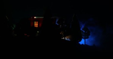 Geceleri ormanda Ghost ile eski ev ya da sis içinde Terk Haunted Horror House. Ölü ağaç ormanındaki eski mistik bina. Ay ile geceleri ağaçlar. Gerçeküstü ışıklar. Korku Halloween kavramı