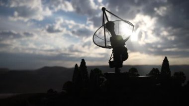 Gece gökyüzüne karşı uydu antenleri veya radyo antenleri siluetleri. Dramatik gün batımı gökyüzü üzerinde uzay gözlemevi veya Hava savunma radarı. Yaratıcı sanat dekorasyonu. Seçici odaklama