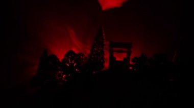 Geceleri ormanda Ghost ile eski ev ya da sis içinde Terk Haunted Horror House. Ölü ağaç ormanındaki eski mistik bina. Ay ile geceleri ağaçlar. Gerçeküstü ışıklar. Korku Halloween kavramı