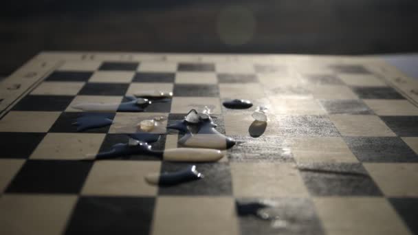 Φιλοσοφία Στρατηγικής Και Τακτικής Φιγούρες Του Σκακιού Στέκονται Μια Σκακιέρα — Αρχείο Βίντεο