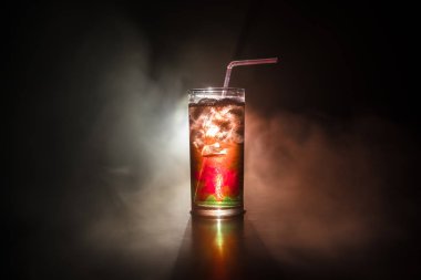 Kokteyl cam koyu tonda dumanlı arka plan veya cam renkli kokteyl sıçrayan. Parti kulübü eğlencesi. Karışık ışık.